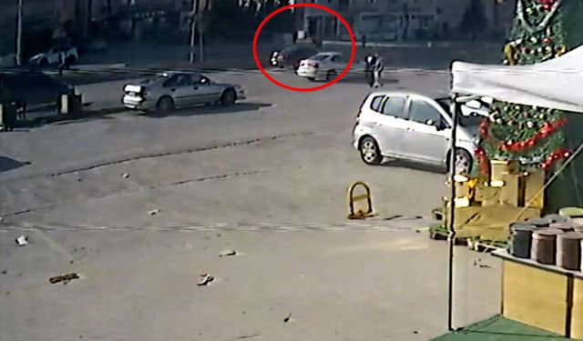 Yolun karşısına geçerken otomobil çarptı!