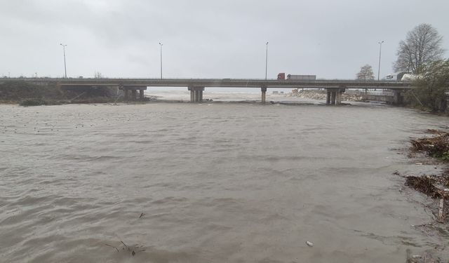 Zonguldak'ta Fırtına Şiddetlendi: Dalgalar 4 Metreyi Buldu