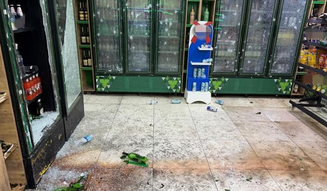 Markete patlayıcı madde atıp kaçtı!