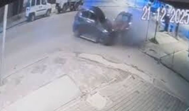 Park halindeki 2 araca çarptığı kaza kamerada