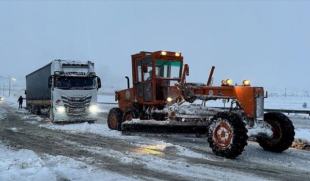 Sivas-Kayseri kara yolu ulaşıma kapandı!