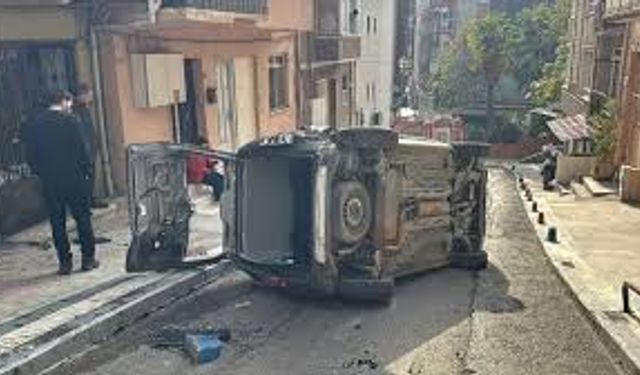 Hafif ticari araç, duvara çarpıp devrildi!