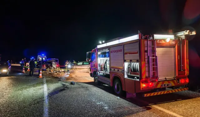 Manisa'da iki otomobil çarpıştı; 3 ölü, 1 yaralı