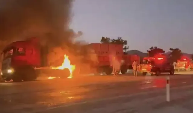 Muğla'da tuğla yüklü TIR yandı