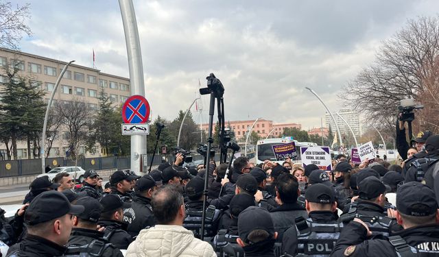 Cinsel taciz, Meclis kapısında protesto edildi