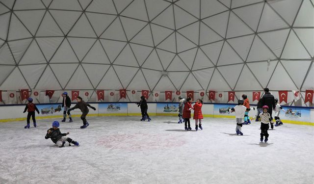 Sömestir Tatilinde Çocukların Gözdesi Ahmet Çalık Buz Pateni Pisti