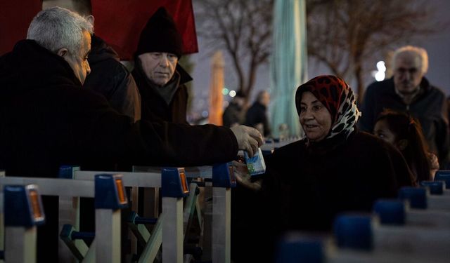 Ankara'da 'kandillerde süt ikramı' geleneği sürdürülüyor