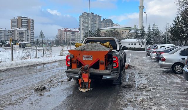 Melikgazi’de Karla Mücadele Aralıksız Sürüyor