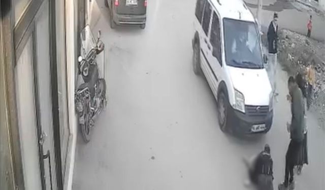 2 yaşındaki çocuğa hafif ticari araç çarptı