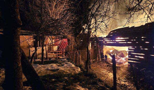 200 yıllık 2 katlı ahşap ev, yangında küle döndü!