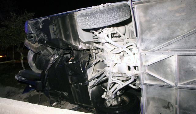 Adana'da yolcu otobüsü devrildi