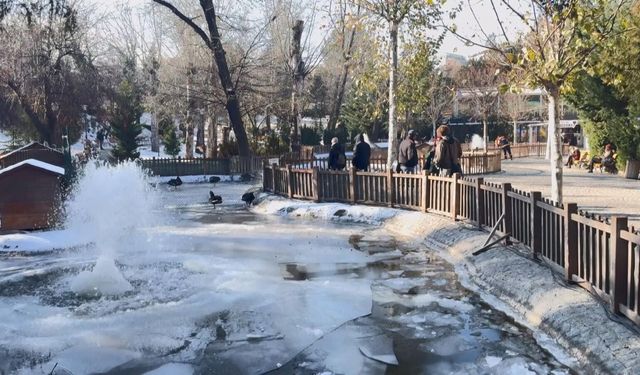 Ankara’da Hava Eksi 11’e Düştü, Mogan Gölü Buzla Kaplandı