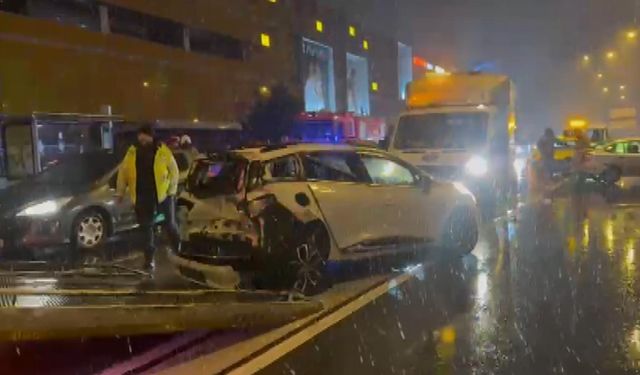 Beylikdüzü'nde iki otomobil çarpıştı