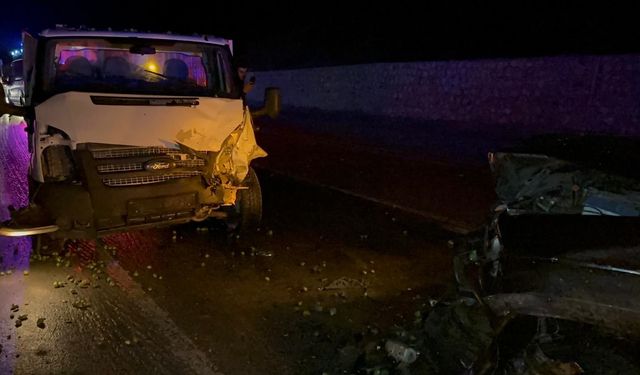 Bursa'da iki kamyonet kafa kafaya çarpıştı