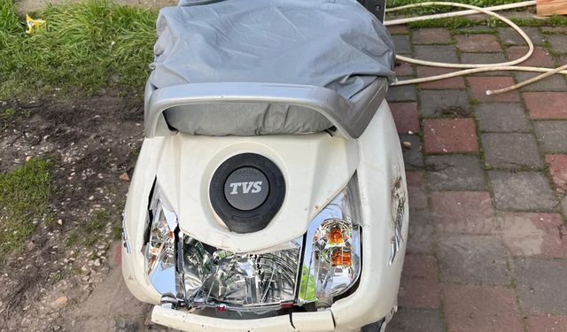 Bursa'da otomobil ağaca çarptı