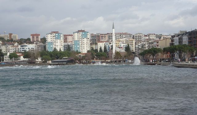 Çanakkale Boğazı, fırtına nedeniyle trafiğe kapatıldı