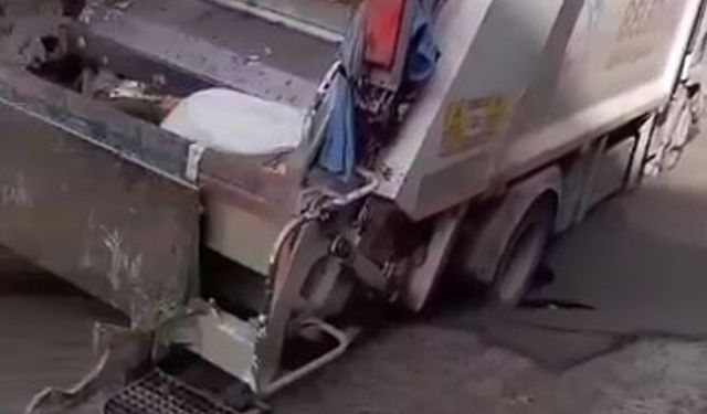 Çöp kamyonu çukura düştü