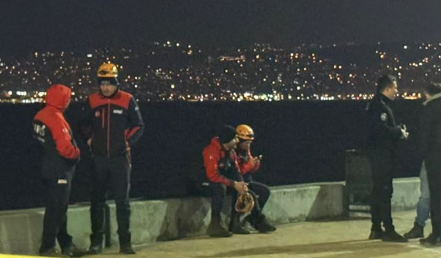 Denizde dalgıç kıyafetli erkek cesedi buldu