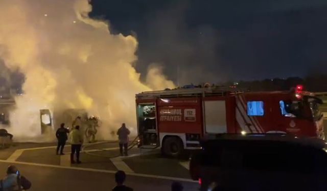 Esenyurt TEM Otoyolu'nda minibüs yandı