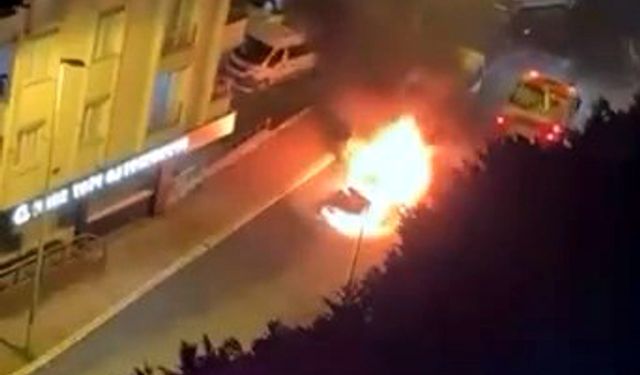 Esenyurt’ta Park Halindeki Otomobil Alevlere Teslim Oldu