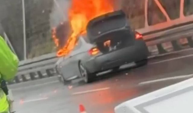 Fatih’te seyir halindeki otomobil alevlere teslim oldu