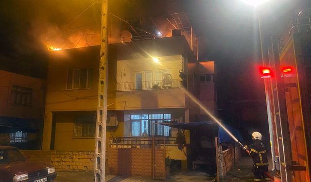 Hatay'da Müstakil Evin Çatısında Yangın