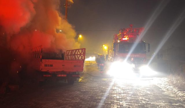 Iğdır’da Kamyonet Duvara Çarpıp Yandı