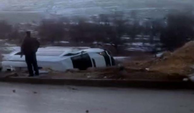 İşçileri taşıyan servis şarampole devrildi