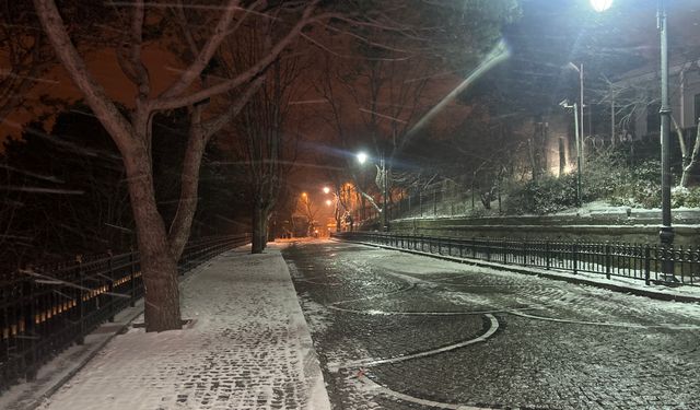 İstanbul’da gece boyu kar