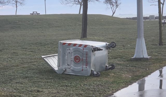 İstanbul’da Lodos Etkisini Artırdı: Dev Dalgalar Sahili Dövdü