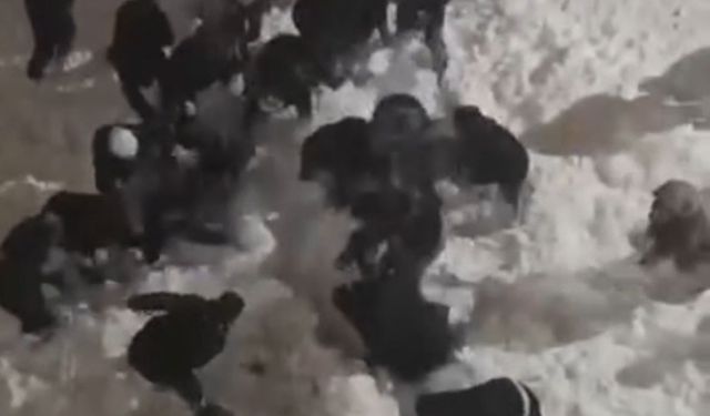 Kar kütlesinin altında kalan 2 öğrenci yaralandı