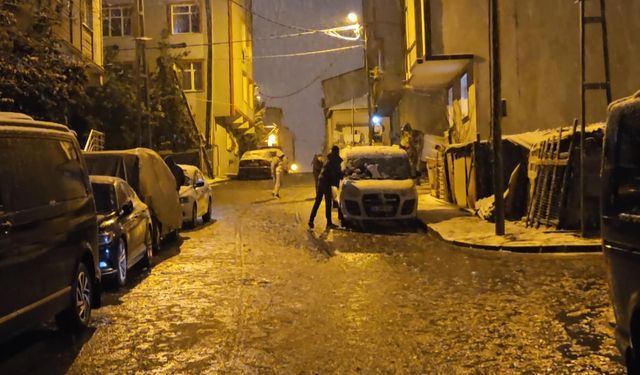 Kar yağışı altında parkta arkadaşını tıraş etti