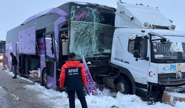 Kars'ta Yolcu otobüsü, kamyona çarptı