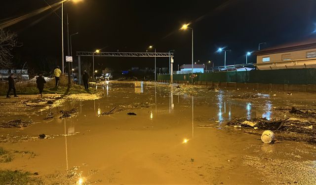 Kepez Çayı taştı, tekneler zarar gördü