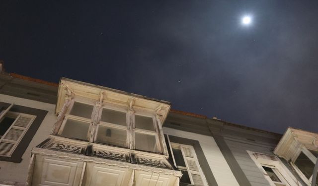 Konak’ta Kafenin Çatı Katında Yangın