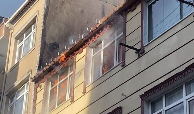 Küçükçekmece’de Çatı Yangını: Alevler İki Binaya Sıçradı