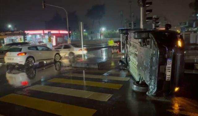 Mersin'de, hafif ticari araç ile otomobil çarpıştı: 2 yaralı