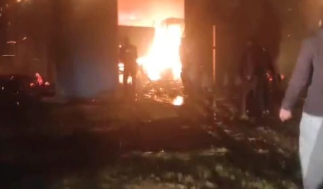 Mucur’da Garaj Yangını: 2 Traktör Kullanılamaz Hale Geldi