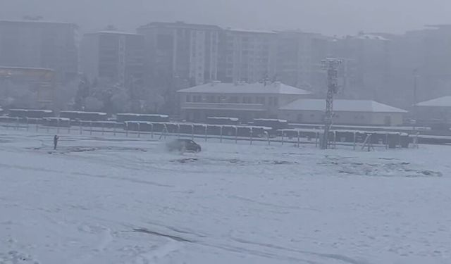 Siirt’te Drift Yapan Kamyonet Kara Saplandı, O Anlar Kamerada