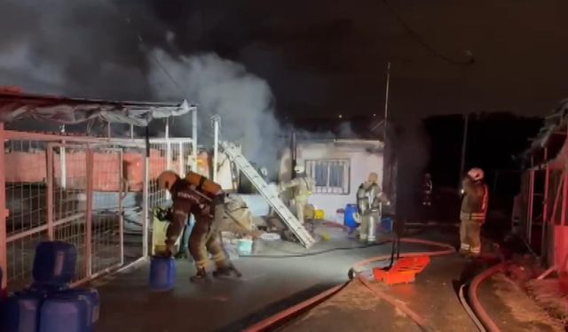 Sultangazi’de İş Yerlerinde Yangın