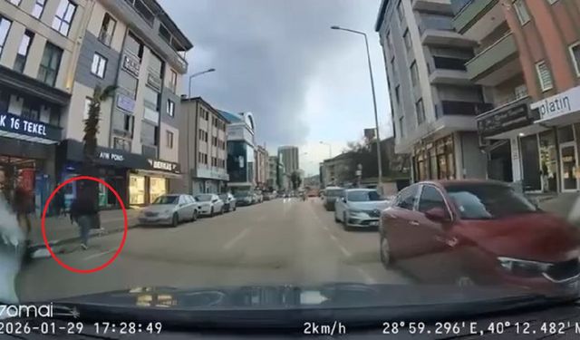 Yayanın hafif yaralandığı kaza, kamerada