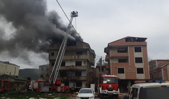 Yıkım işlemleri sırasında 4 katlı binanın çatısı yandı