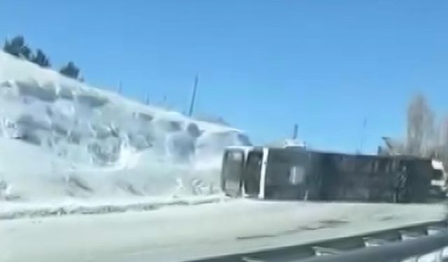 Yolcu otobüsü, buzlanan kara yolunda yan yattı