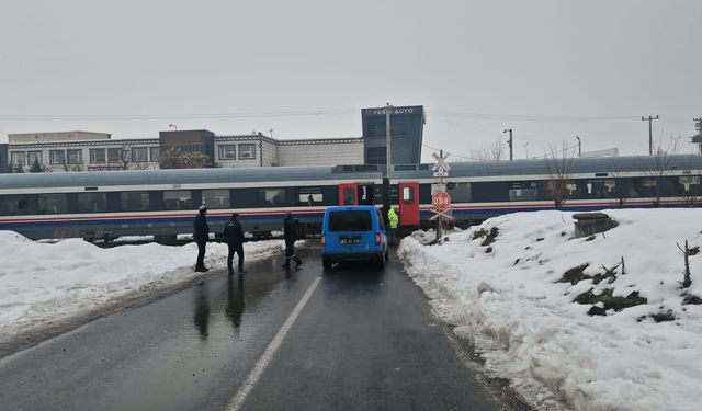 Yolcu treni, belediye otobüsüne çarptı