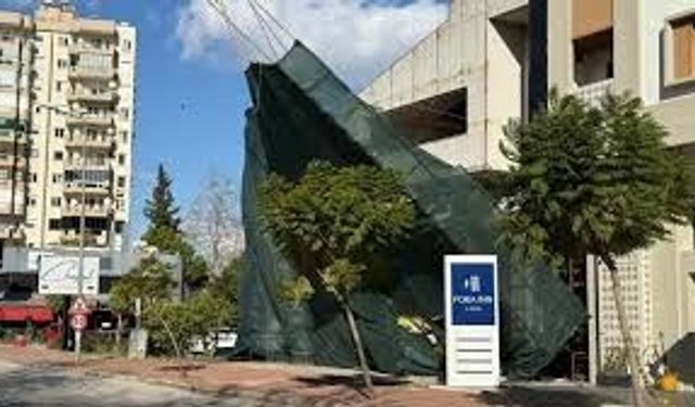 Antalya’da Şiddetli Rüzgâr Nedeniyle Tehlike Oluşturan İskele Sabitlendi