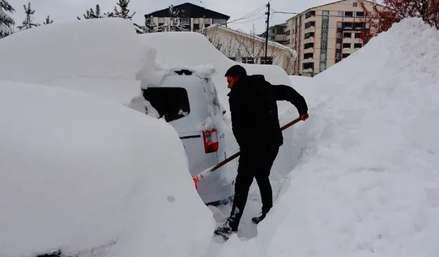Bitlis’te Karın Ardından Dondurucu Soğuklar: Çatılarda Metrelerce Buz Sarkıtı