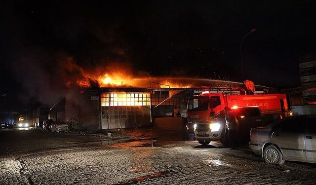 Antakya’da Sünger Deposunda Korkutan Yangın