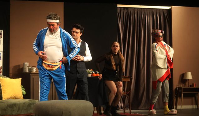 “Mutlu Aile Tablosu” Yenimahalle’de Sahne Aldı, Alkışlar Dakikalarca Sürdü