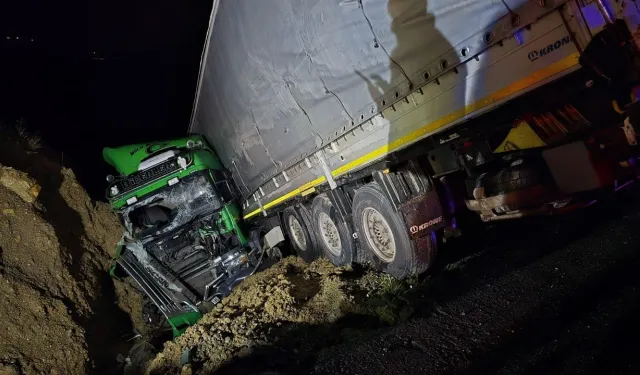 Manavgat’ta İki Kamyon Çarpıştı: 1 Sürücü Ağır Yaralandı  Spot: