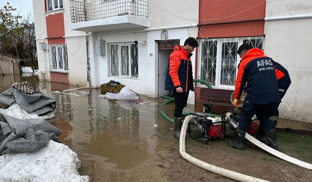 Eriyen kar suları nedeniyle 2 evi su bastı